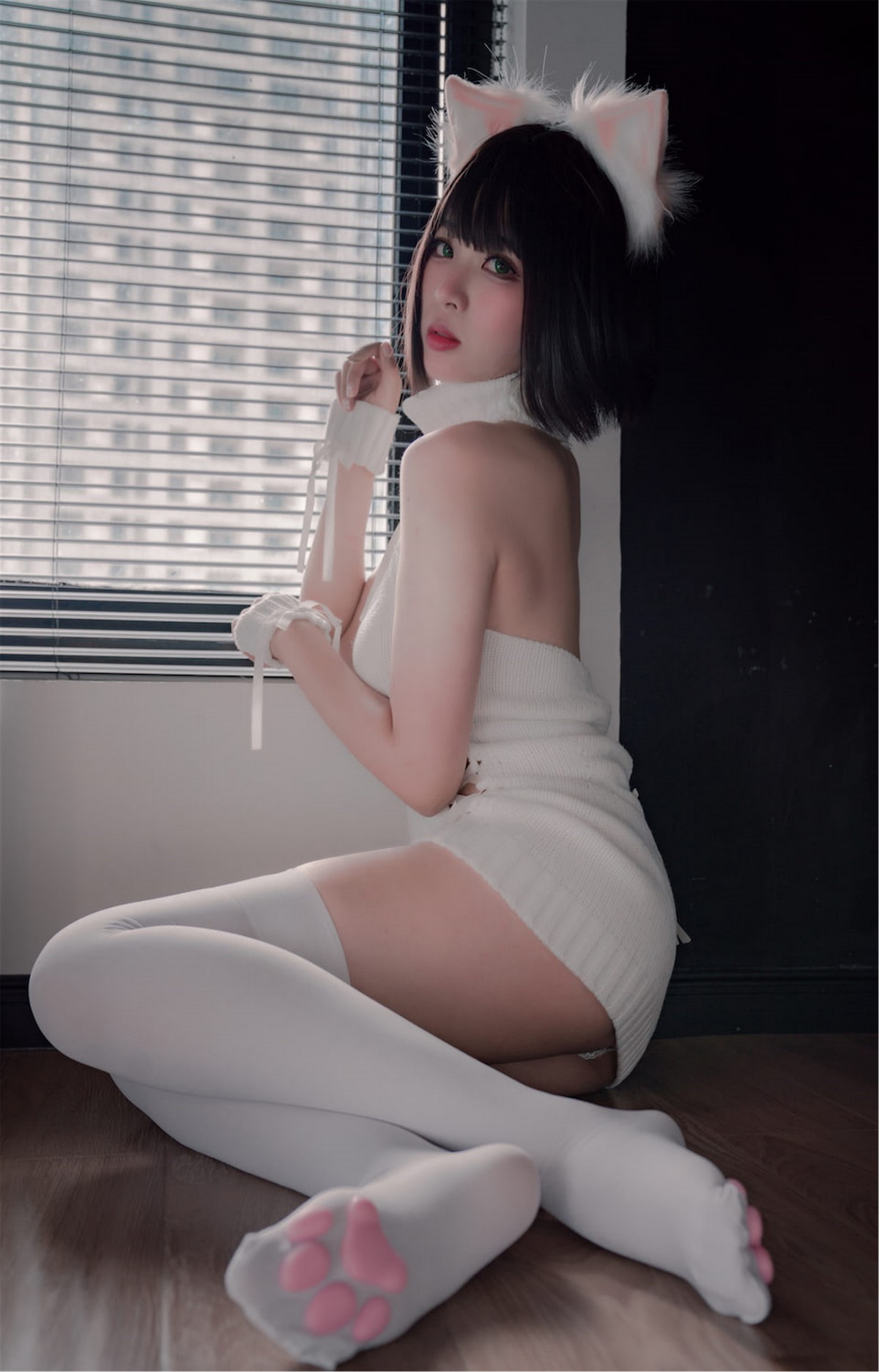 xgyw.top_网络美女轩萧学姐猫爪袜主题私房性感真空白毛衣配白丝袜秀完美身材诱惑写真40P