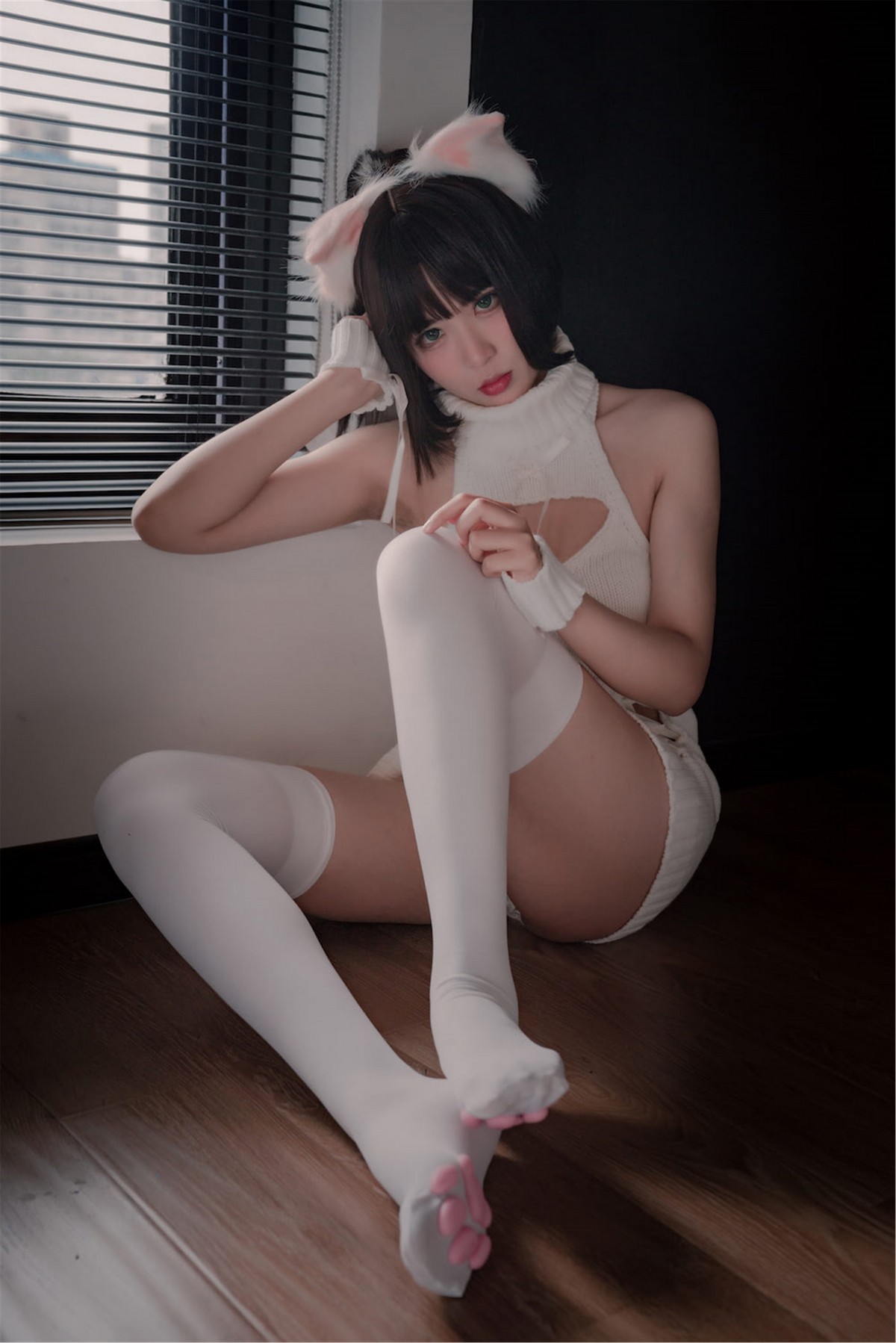 xgyw.top_网络美女轩萧学姐猫爪袜主题私房性感真空白毛衣配白丝袜秀完美身材诱惑写真40P