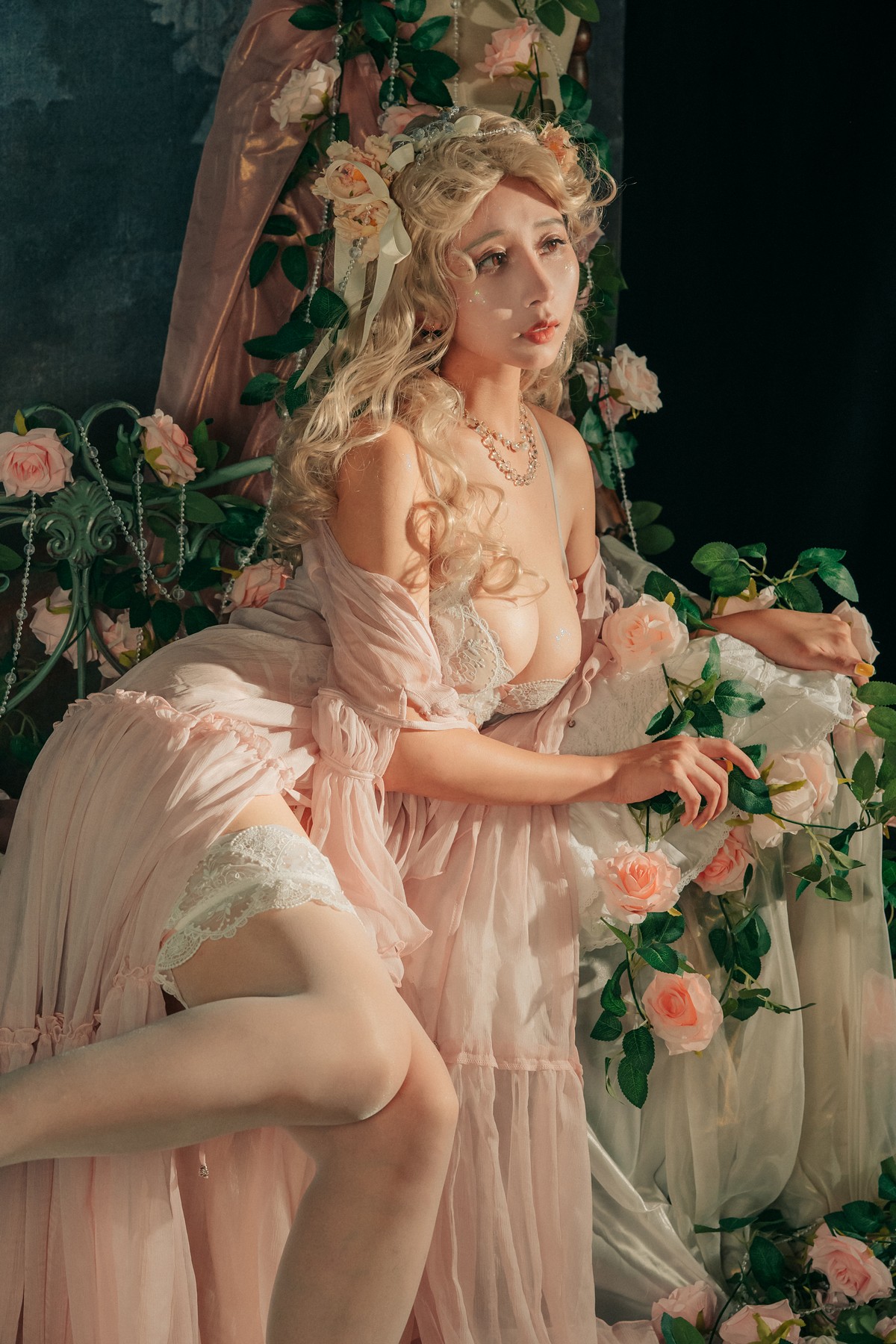 xgyw.top_Coser美女云溪溪奶桃油画少女主题脱薄纱服饰露性感内衣秀豪乳遮点诱惑写真40P