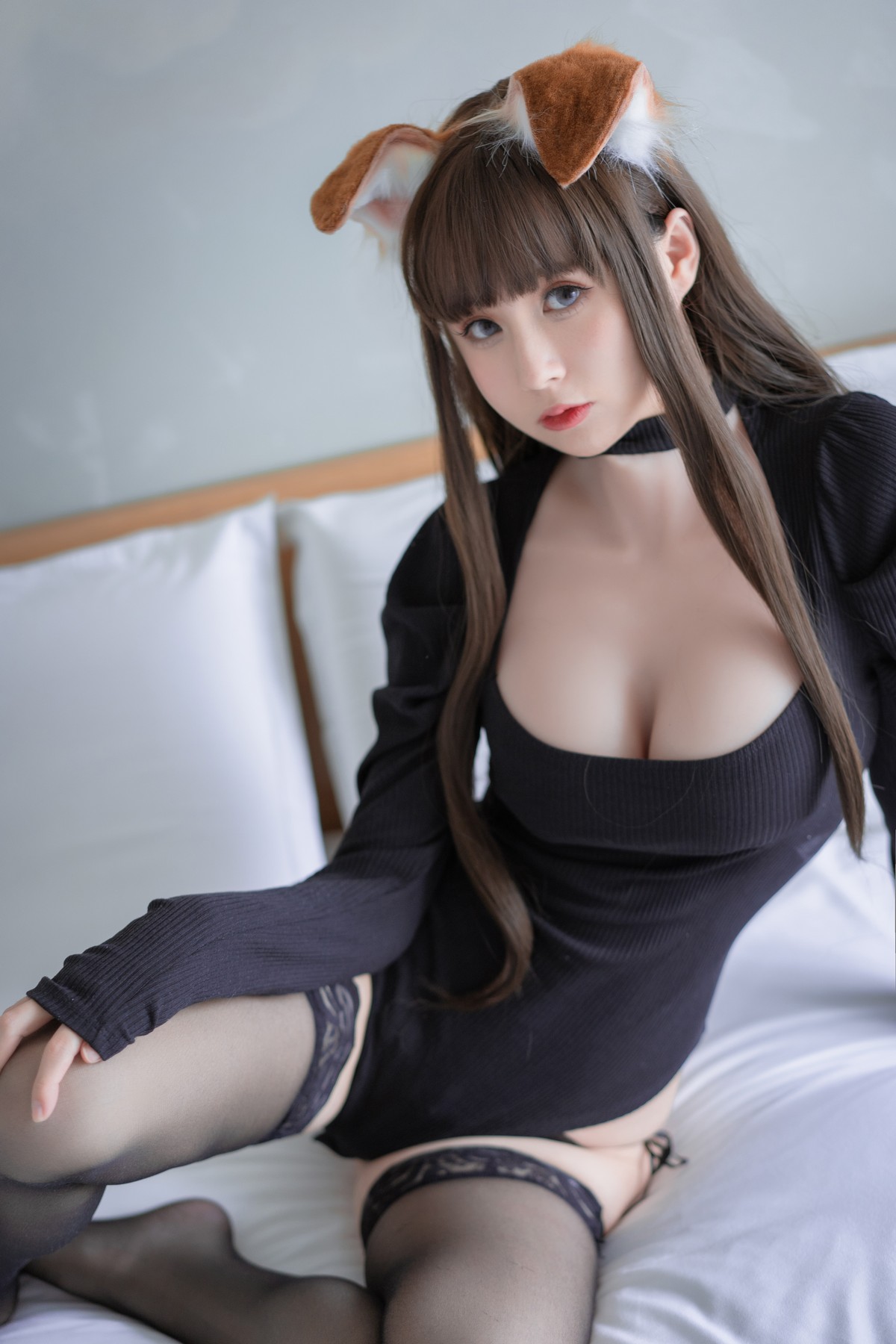 xgyw.top_网络美女西园寺南歌折耳犬黑色连体衣主题低胸服饰配蕾丝袜秀豪乳翘臀诱惑写真30P
