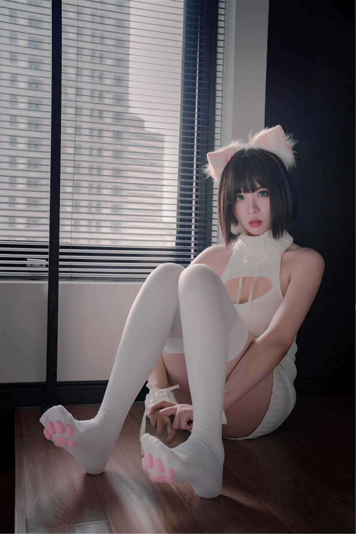 xgyw.top_网络美女轩萧学姐猫爪袜主题私房性感真空白毛衣配白丝袜秀完美身材诱惑写真40P