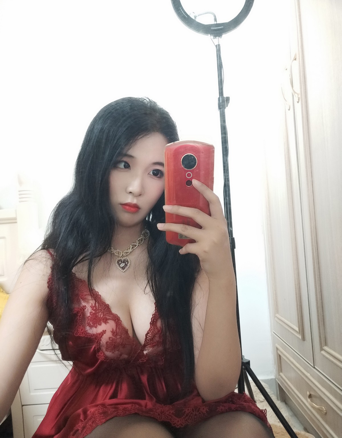 xgyw.top_网络美女轩萧学姐酒红色睡衣主题私房性感低胸蕾丝睡衣配黑丝裤袜迷人诱惑写真36P