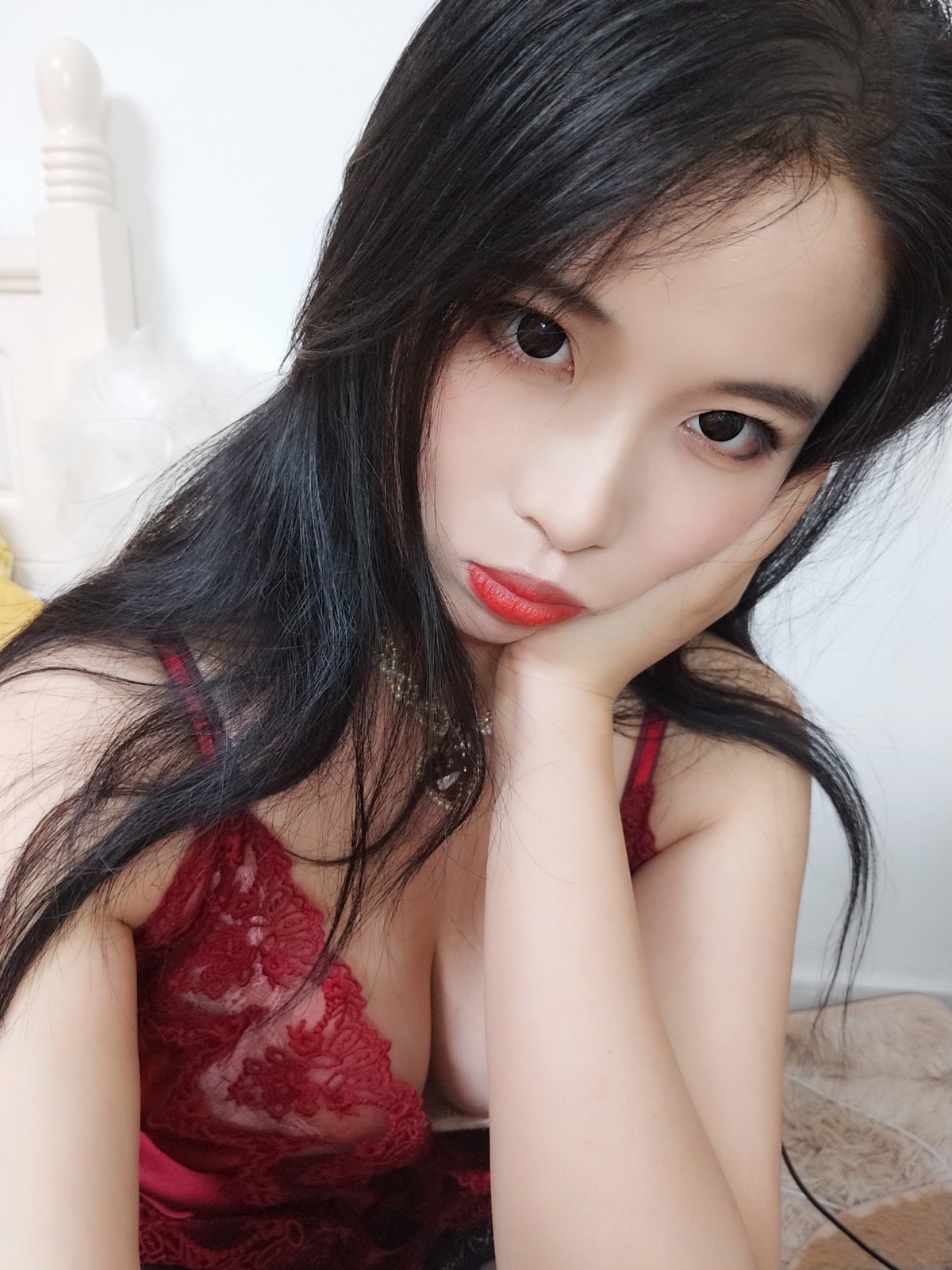 xgyw.top_网络美女轩萧学姐酒红色睡衣主题私房性感低胸蕾丝睡衣配黑丝裤袜迷人诱惑写真36P