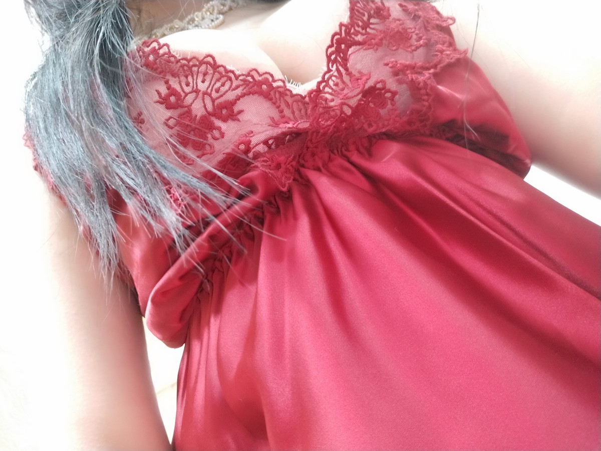 xgyw.top_网络美女轩萧学姐酒红色睡衣主题私房性感低胸蕾丝睡衣配黑丝裤袜迷人诱惑写真36P