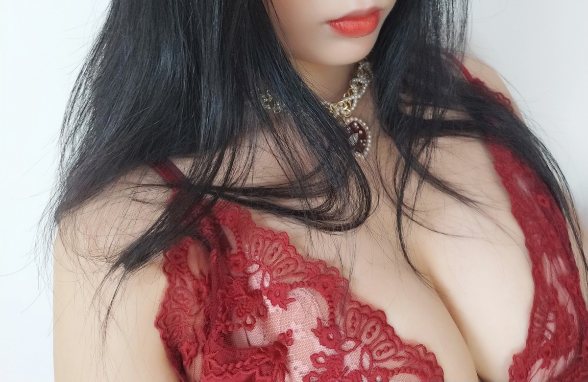 xgyw.top_网络美女轩萧学姐酒红色睡衣主题私房性感低胸蕾丝睡衣配黑丝裤袜迷人诱惑写真36P