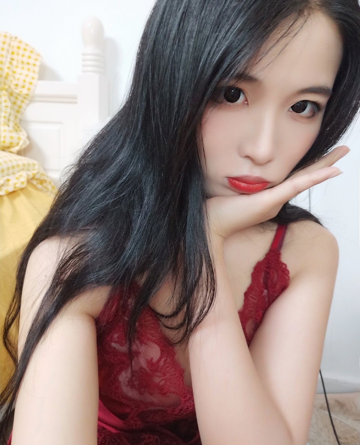 xgyw.top_网络美女轩萧学姐酒红色睡衣主题私房性感低胸蕾丝睡衣配黑丝裤袜迷人诱惑写真36P