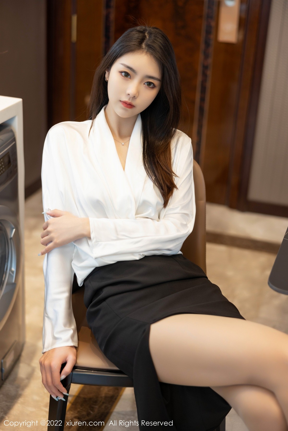 xgyw.top_XiuRen第4869期_模特可乐Vicky白色上衣配黑色裙子露超薄肉丝秀美腿诱惑写真70P