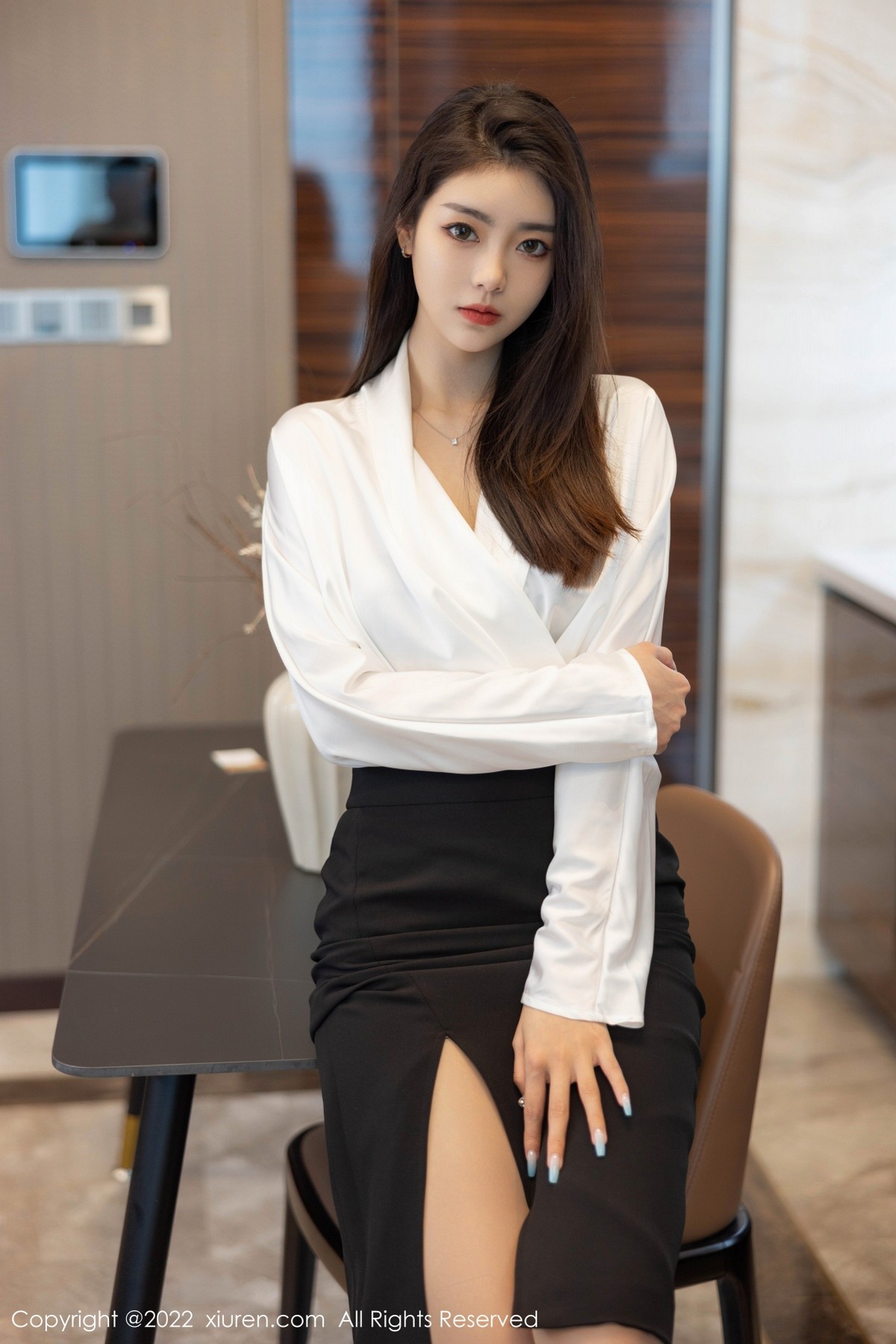 xgyw.top_XiuRen第4869期_模特可乐Vicky白色上衣配黑色裙子露超薄肉丝秀美腿诱惑写真70P