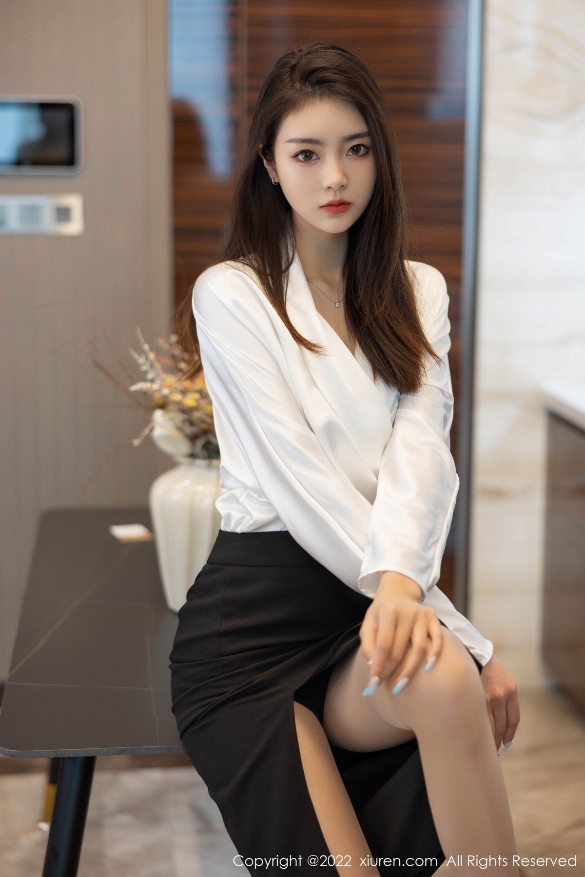 xgyw.top_XiuRen第4869期_模特可乐Vicky白色上衣配黑色裙子露超薄肉丝秀美腿诱惑写真70P