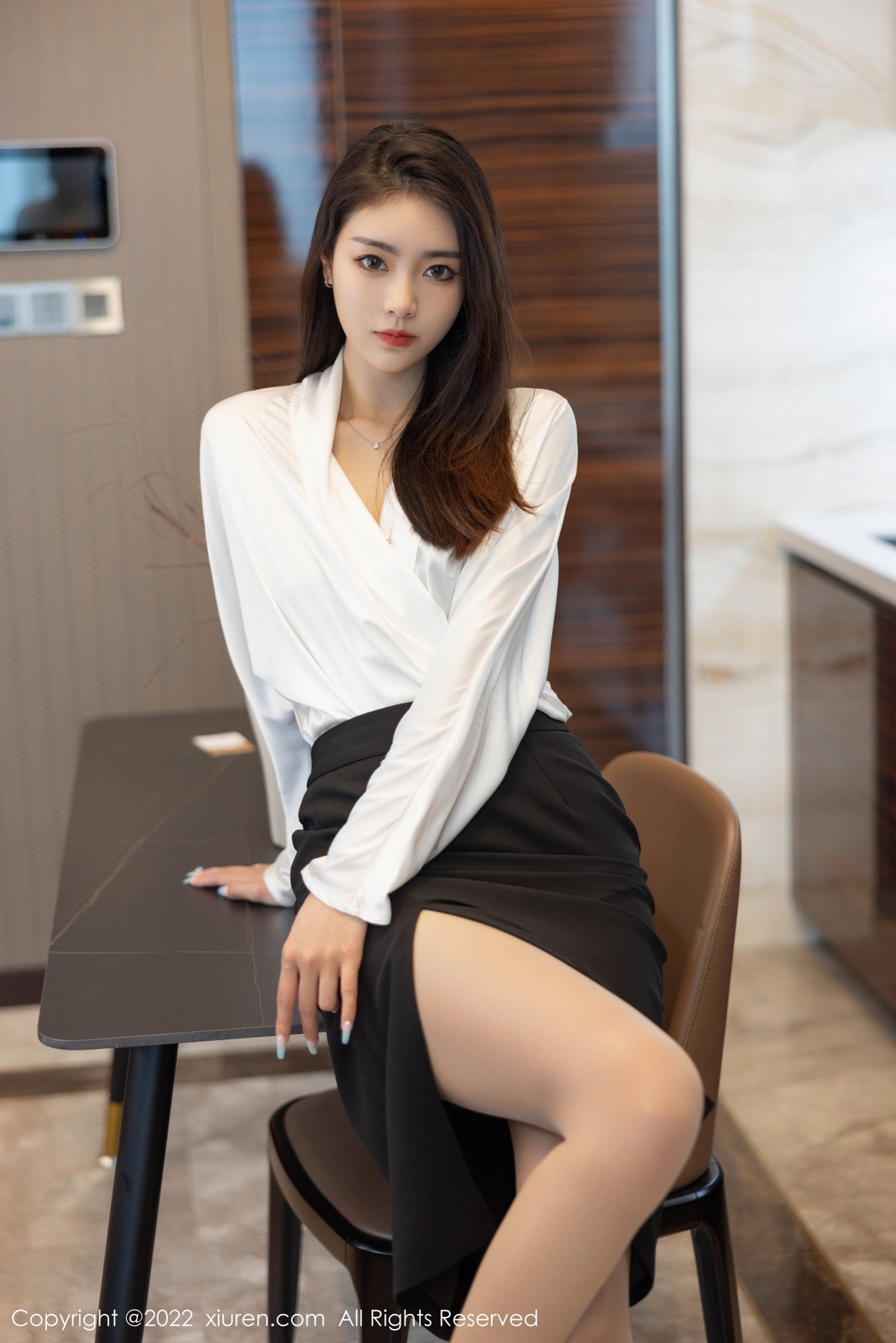 xgyw.top_XiuRen第4869期_模特可乐Vicky白色上衣配黑色裙子露超薄肉丝秀美腿诱惑写真70P