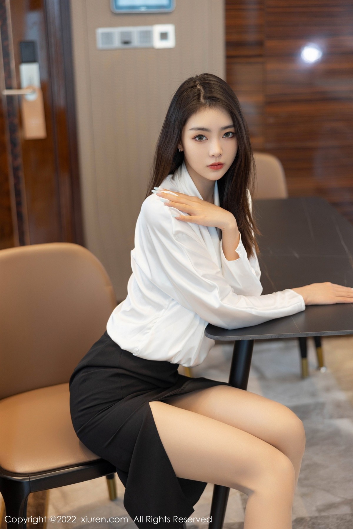 xgyw.top_XiuRen第4869期_模特可乐Vicky白色上衣配黑色裙子露超薄肉丝秀美腿诱惑写真70P