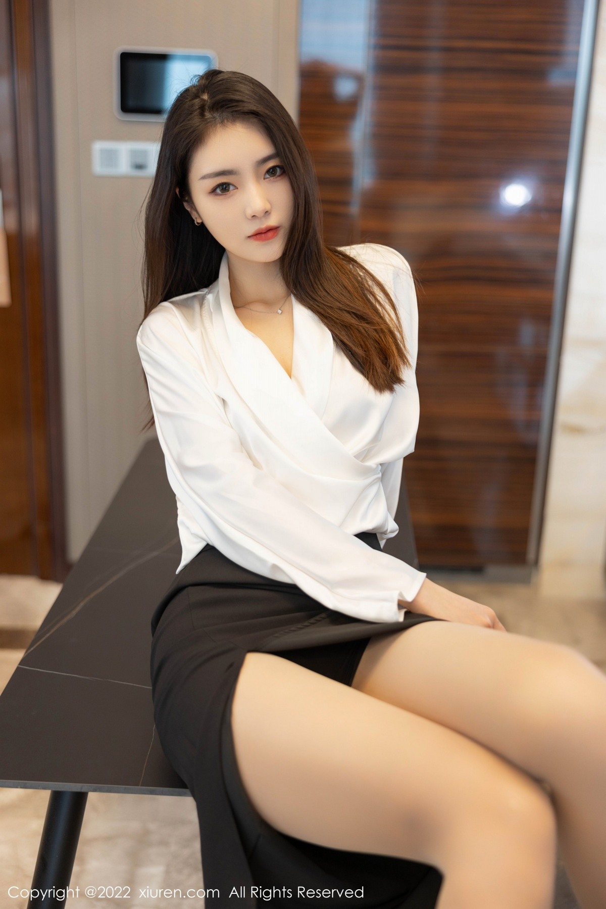 xgyw.top_XiuRen第4869期_模特可乐Vicky白色上衣配黑色裙子露超薄肉丝秀美腿诱惑写真70P