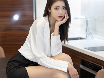 XiuRen第4869期_车模可乐Vicky白色上衣配黑色裙子露超薄肉丝秀美腿骚扰写真70P