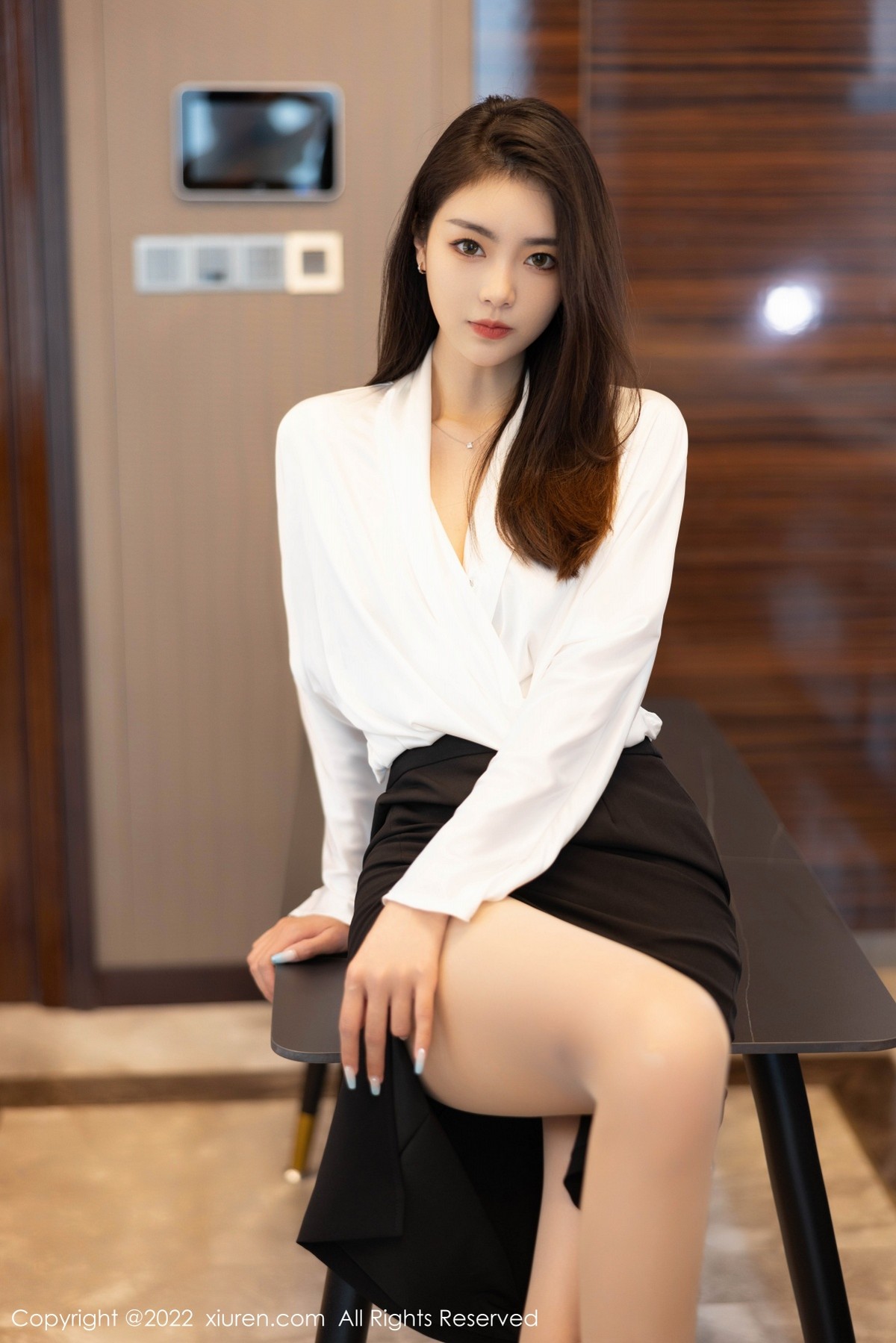 xgyw.top_XiuRen第4869期_模特可乐Vicky白色上衣配黑色裙子露超薄肉丝秀美腿诱惑写真70P