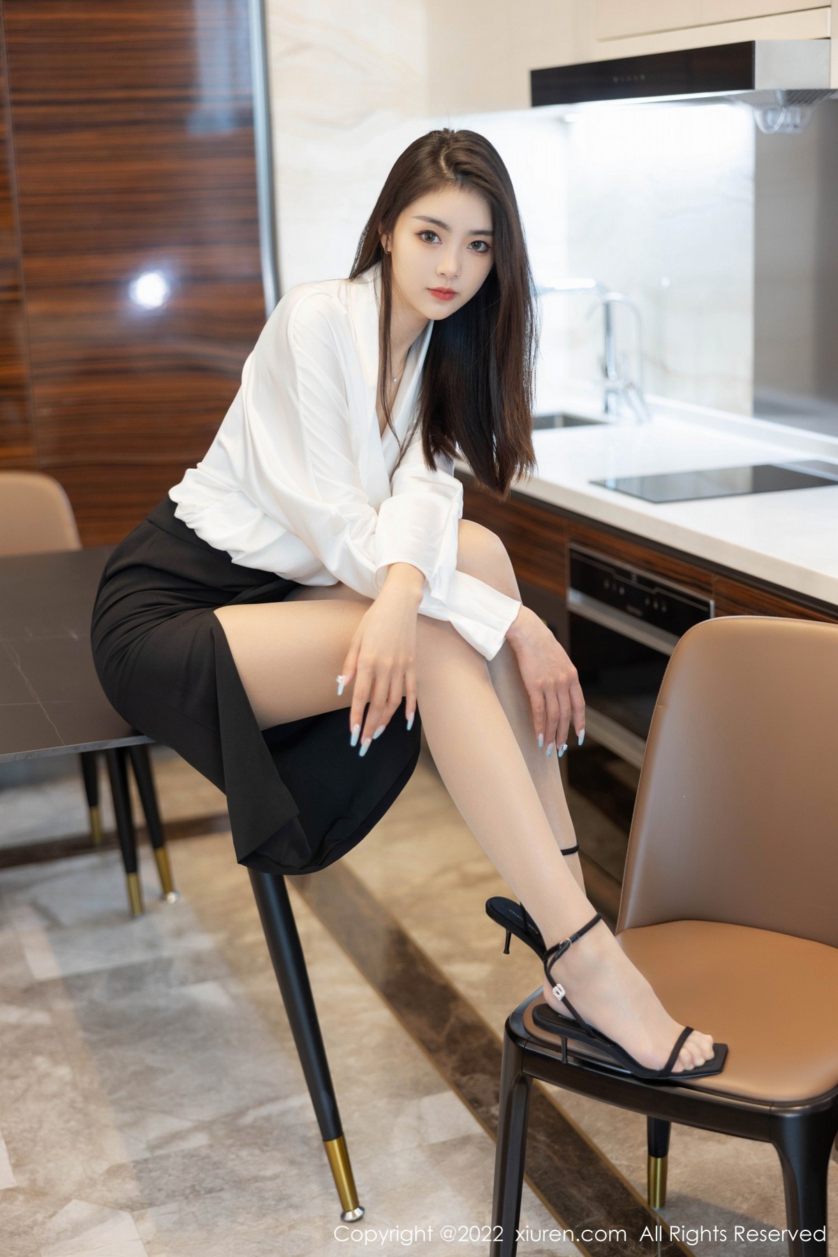 xgyw.top_XiuRen第4869期_模特可乐Vicky白色上衣配黑色裙子露超薄肉丝秀美腿诱惑写真70P
