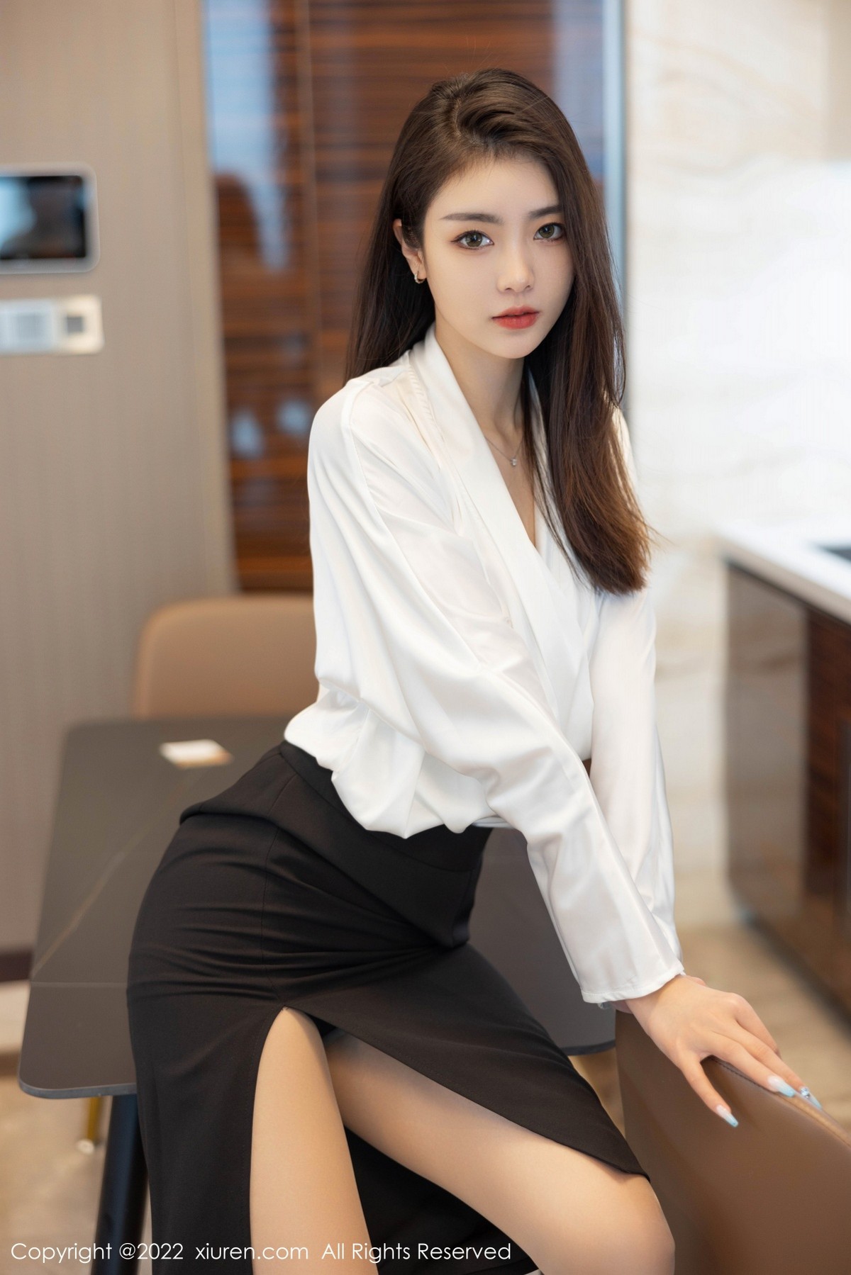 xgyw.top_XiuRen第4869期_模特可乐Vicky白色上衣配黑色裙子露超薄肉丝秀美腿诱惑写真70P