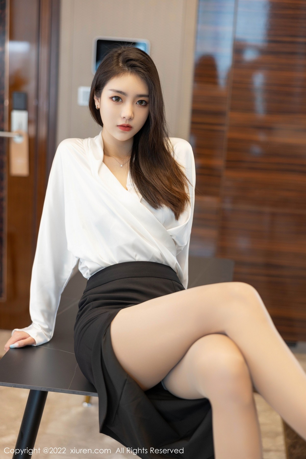 xgyw.top_XiuRen第4869期_模特可乐Vicky白色上衣配黑色裙子露超薄肉丝秀美腿诱惑写真70P