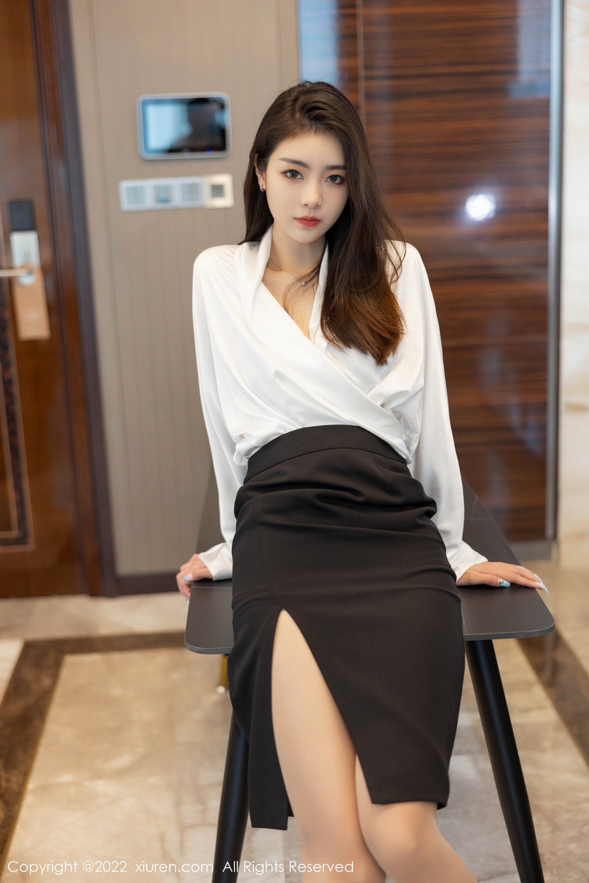 xgyw.top_XiuRen第4869期_模特可乐Vicky白色上衣配黑色裙子露超薄肉丝秀美腿诱惑写真70P