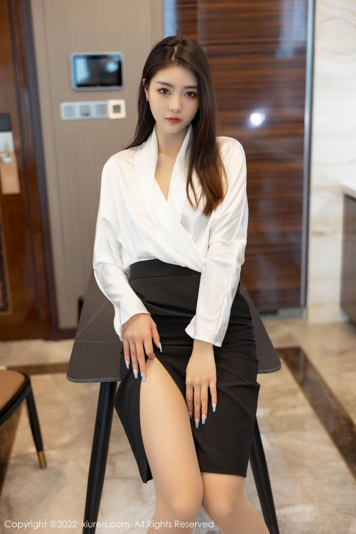 xgyw.top_XiuRen第4869期_模特可乐Vicky白色上衣配黑色裙子露超薄肉丝秀美腿诱惑写真70P