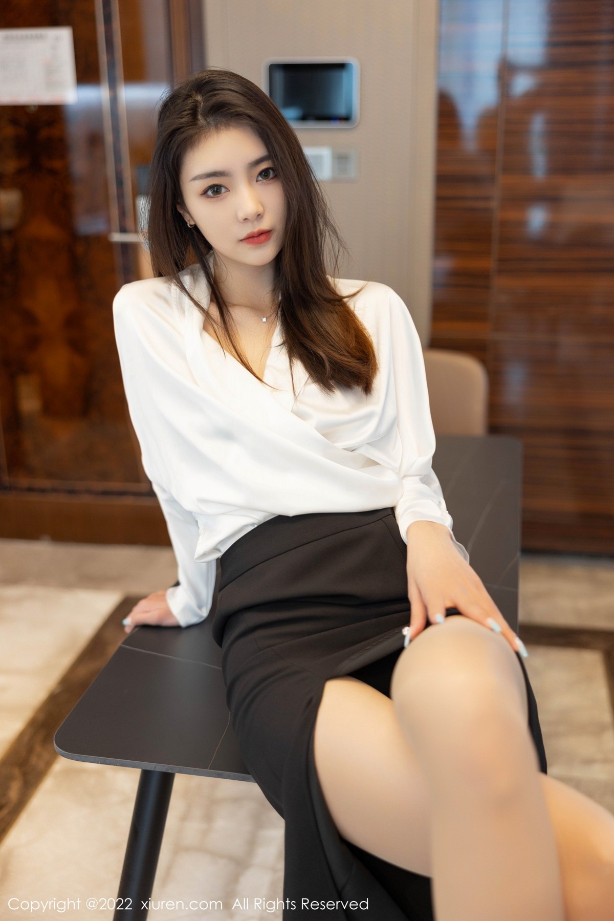 xgyw.top_XiuRen第4869期_模特可乐Vicky白色上衣配黑色裙子露超薄肉丝秀美腿诱惑写真70P