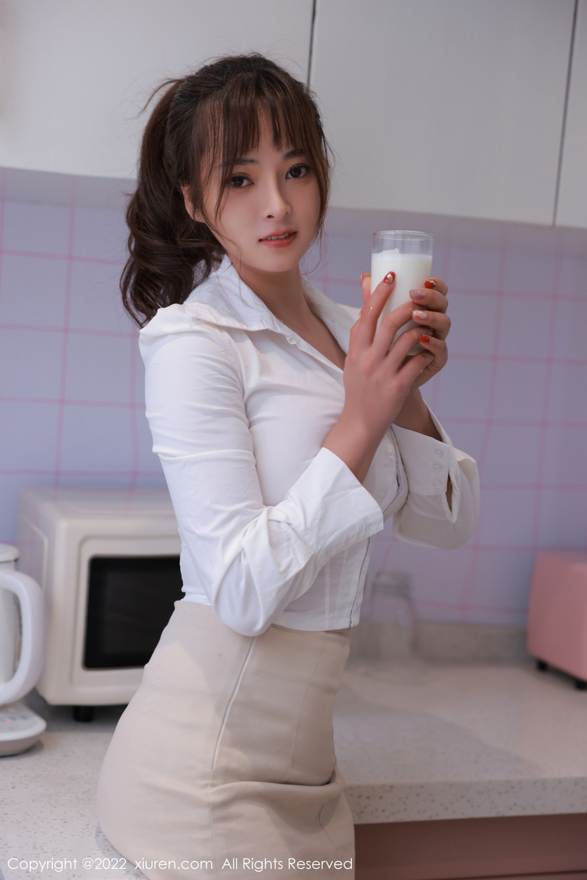 xgyw.top_XiuRen第4866期_模特奈沐子云南大理旅拍白T配米色短裙半脱秀丰满身材诱惑写真53P
