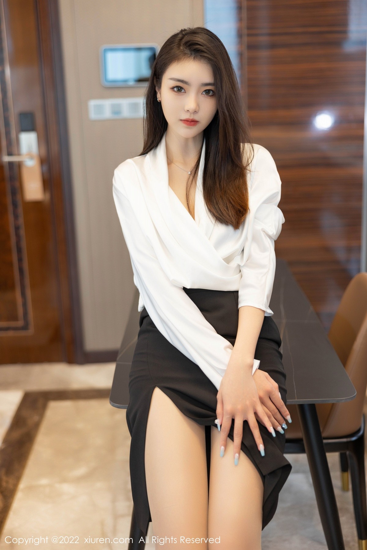 xgyw.top_XiuRen第4869期_模特可乐Vicky白色上衣配黑色裙子露超薄肉丝秀美腿诱惑写真70P