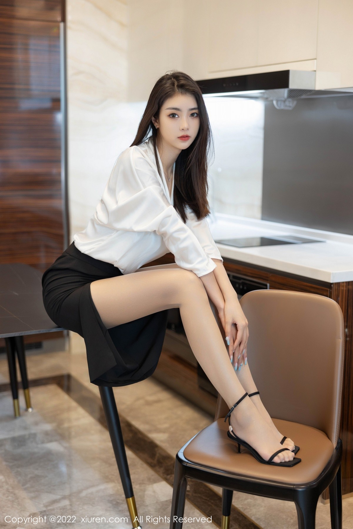 xgyw.top_XiuRen第4869期_模特可乐Vicky白色上衣配黑色裙子露超薄肉丝秀美腿诱惑写真70P