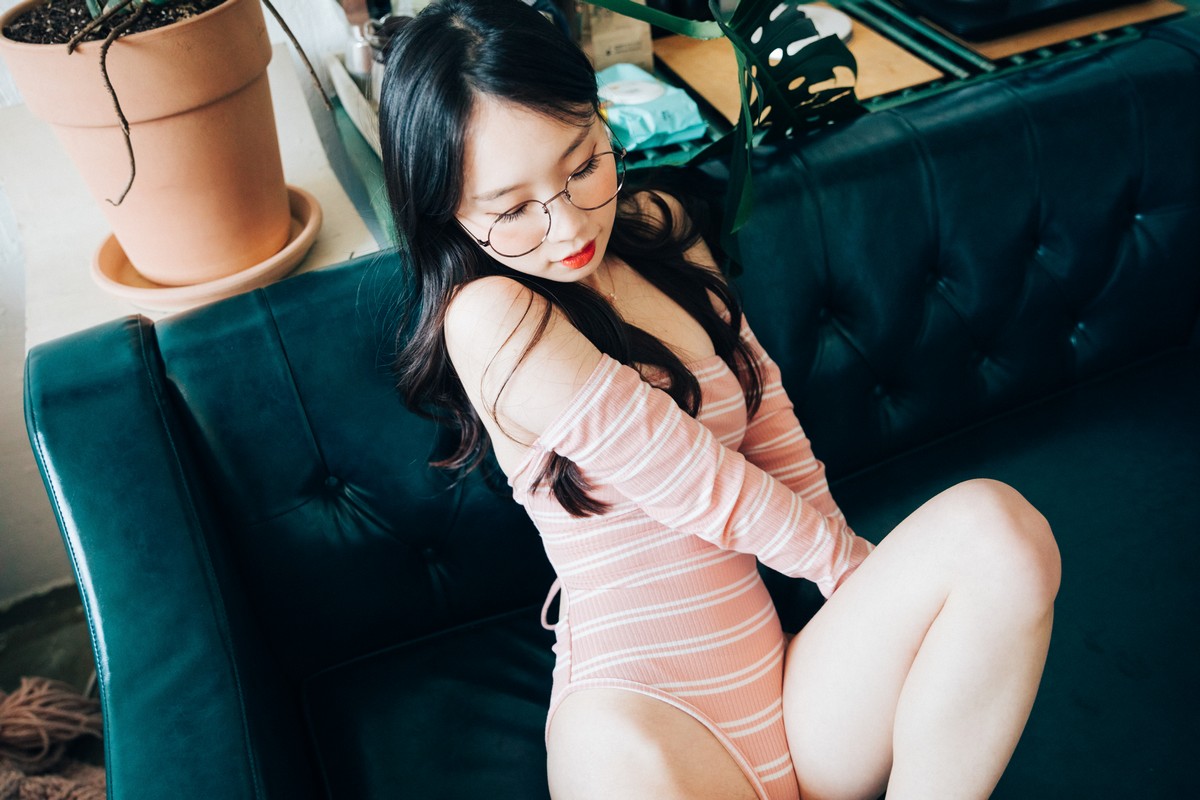 xgyw.top_韩国美女Assistant私房服饰主题性感粉色高叉连体衣 肉色蕾丝内衣完美诱惑写真64P