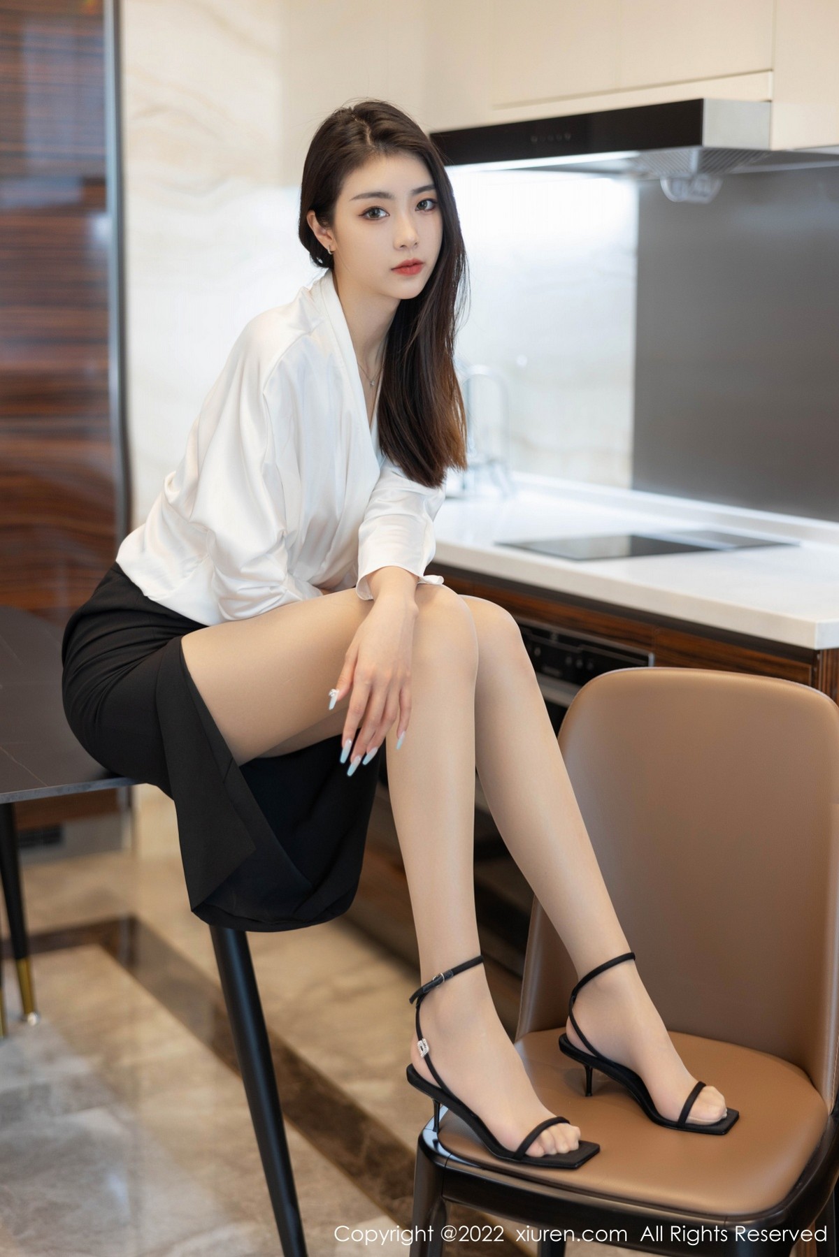 xgyw.top_XiuRen第4869期_模特可乐Vicky白色上衣配黑色裙子露超薄肉丝秀美腿诱惑写真70P