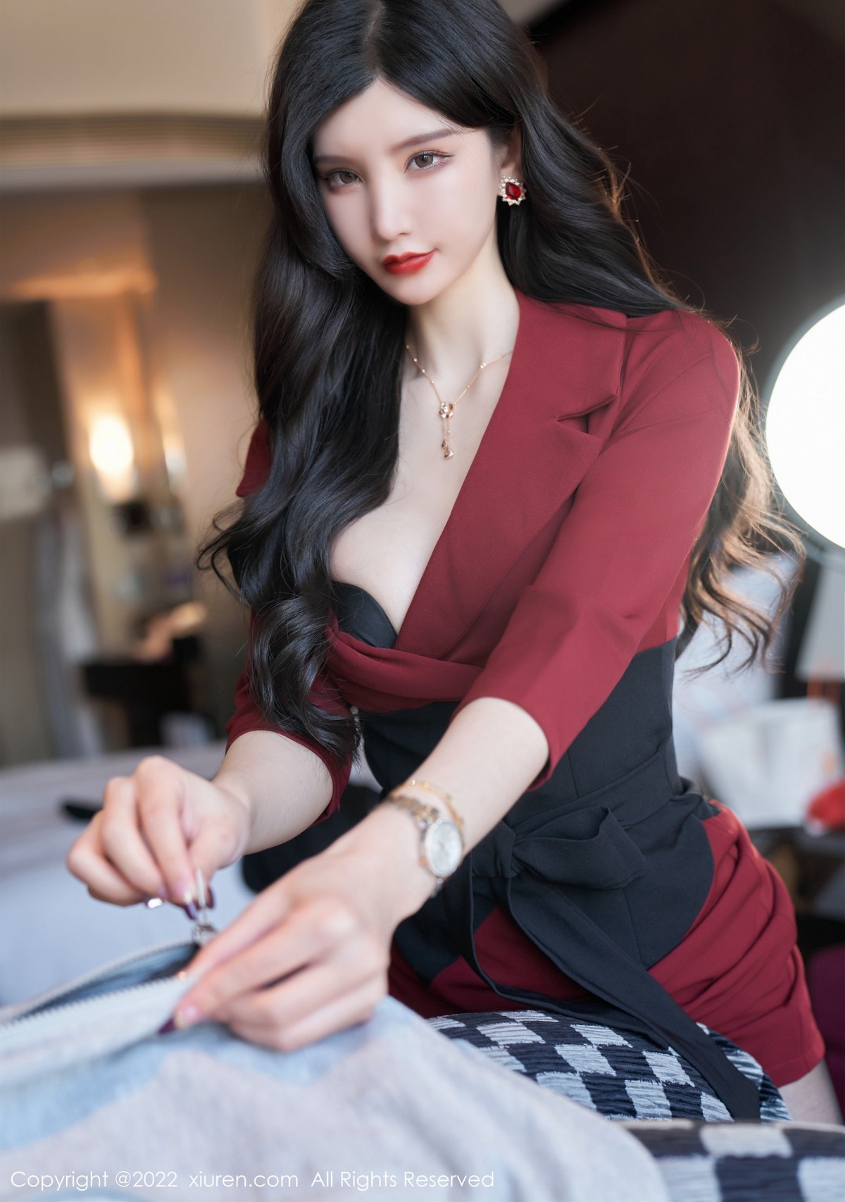 xgyw.top_XiuRen第4877期_女神周于希Sally脱红色外衣露性感黑色内衣超薄黑丝迷人诱惑写真76P