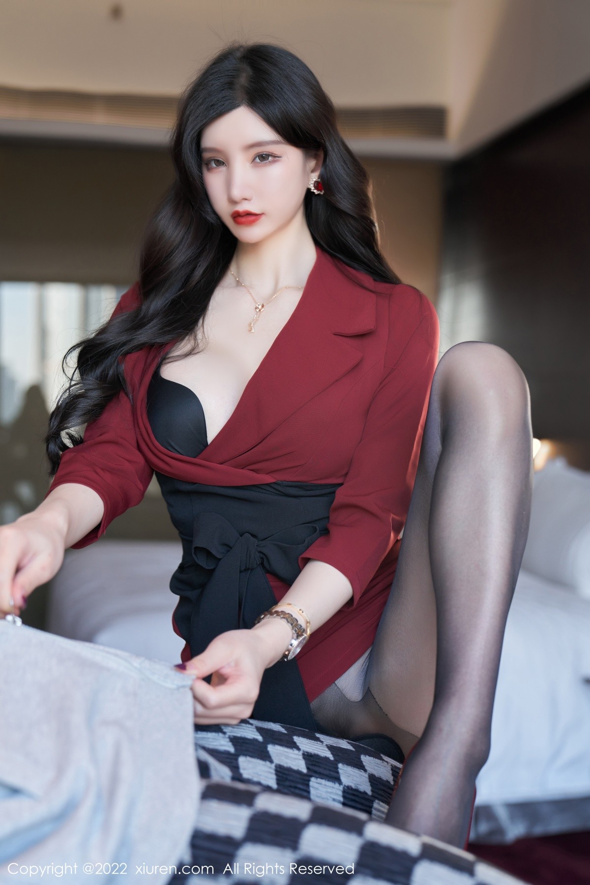 xgyw.top_XiuRen第4877期_女神周于希Sally脱红色外衣露性感黑色内衣超薄黑丝迷人诱惑写真76P