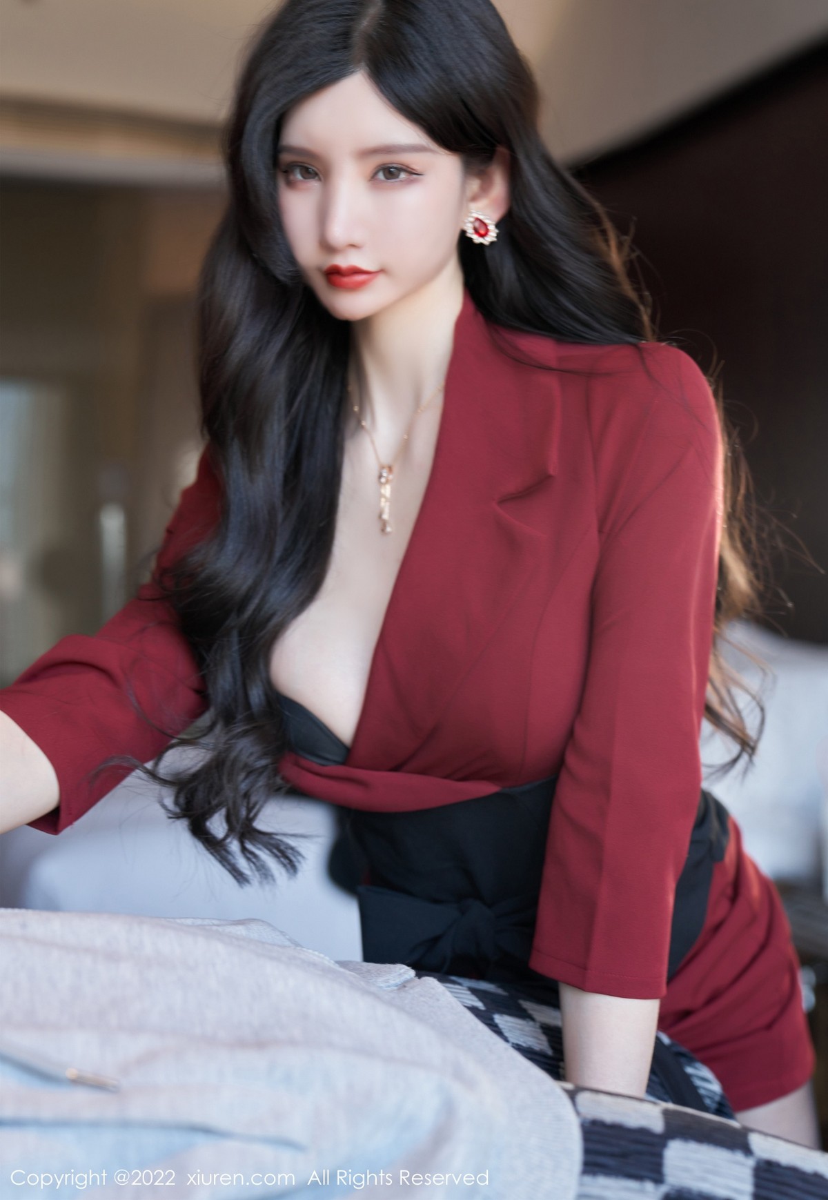 xgyw.top_XiuRen第4877期_女神周于希Sally脱红色外衣露性感黑色内衣超薄黑丝迷人诱惑写真76P