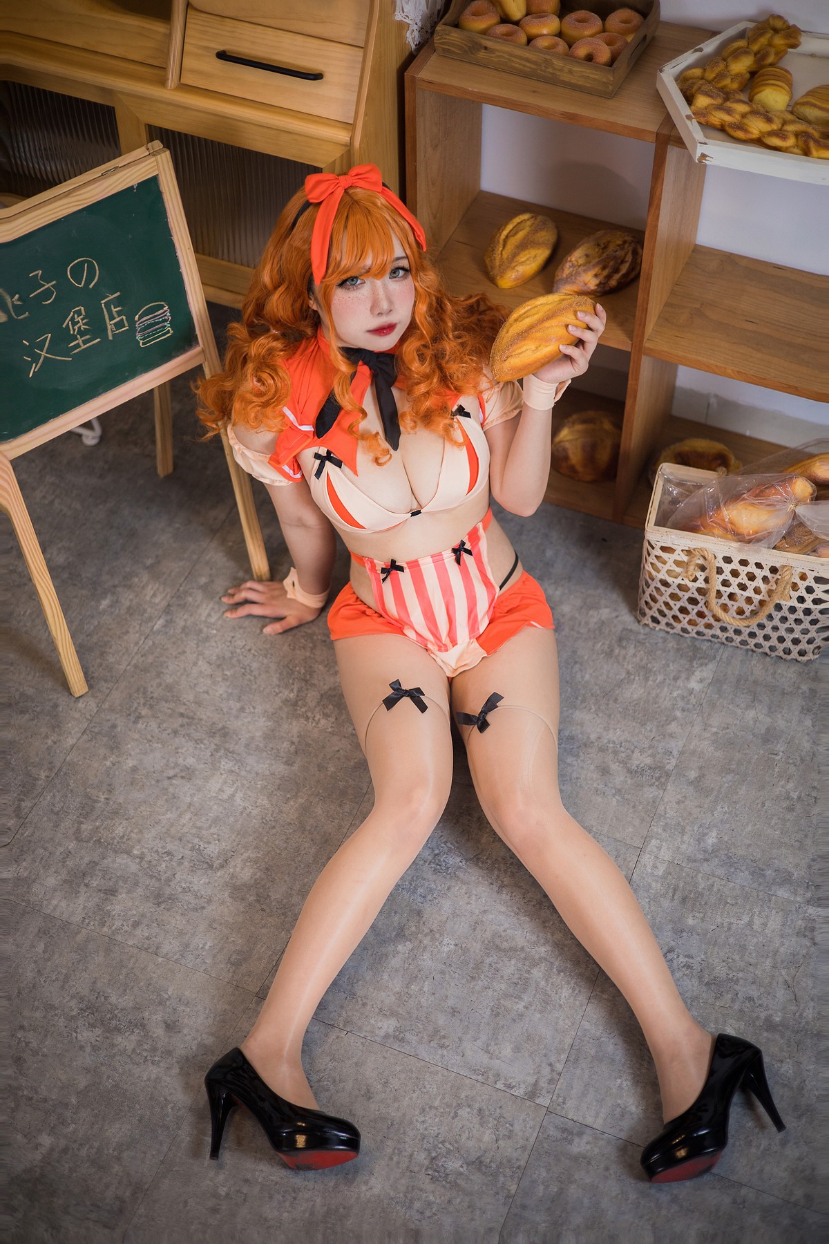 xgyw.top_Coser美女贞子蜜桃汉堡店员主题性感红色服饰露肉色内衣秀丰满豪乳诱惑写真35P