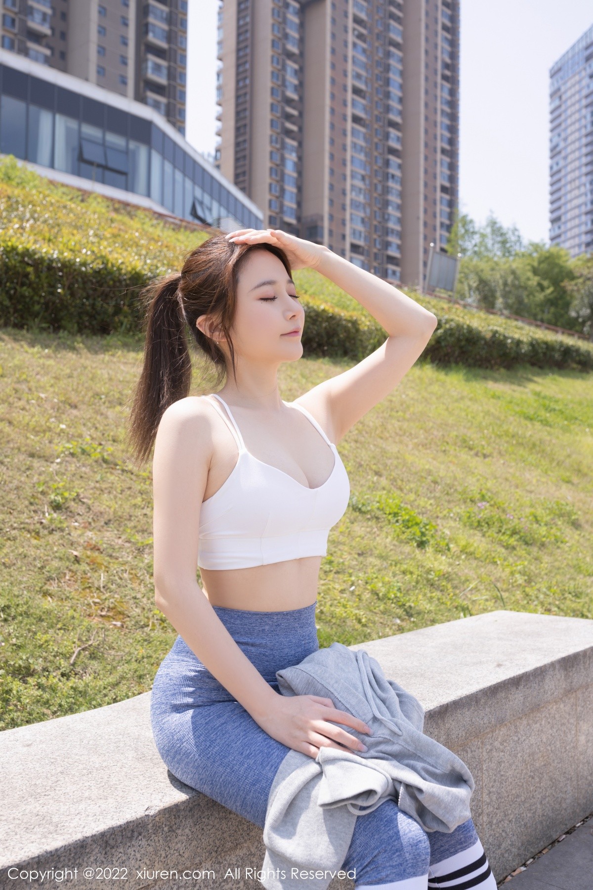 xgyw.top_XiuRen第4875期_模特鱼子酱Fish三亚旅拍户外运动服 浴室浴巾裹身撩人诱惑写真75P