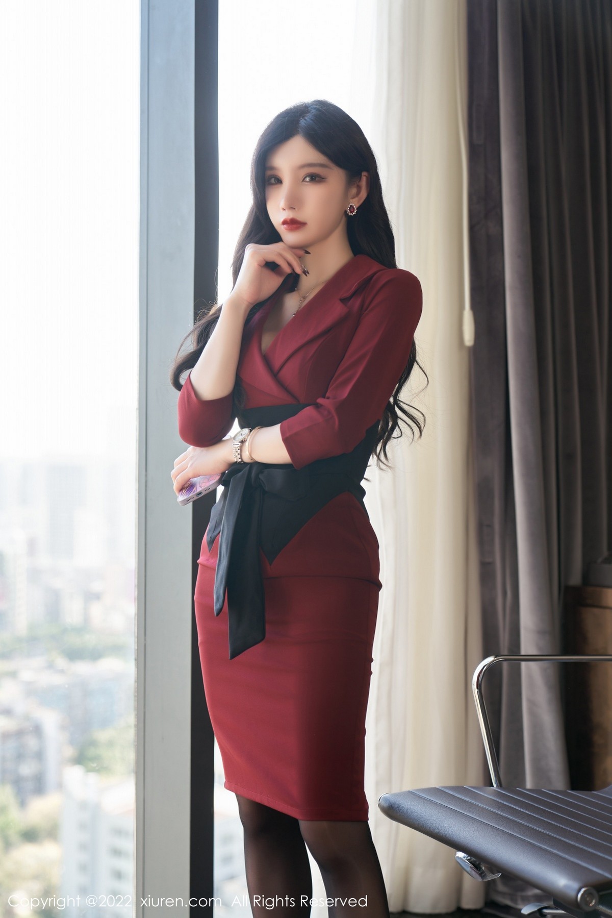 xgyw.top_XiuRen第4877期_女神周于希Sally脱红色外衣露性感黑色内衣超薄黑丝迷人诱惑写真76P