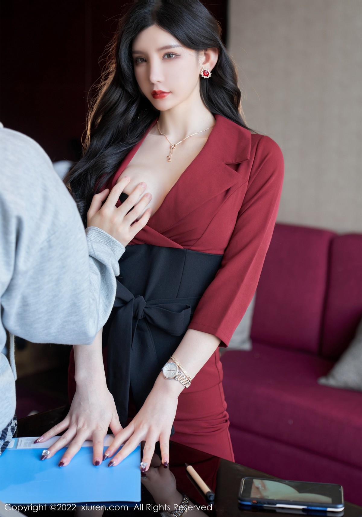 xgyw.top_XiuRen第4877期_女神周于希Sally脱红色外衣露性感黑色内衣超薄黑丝迷人诱惑写真76P