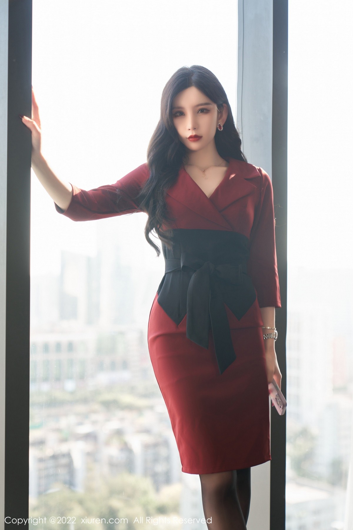 xgyw.top_XiuRen第4877期_女神周于希Sally脱红色外衣露性感黑色内衣超薄黑丝迷人诱惑写真76P