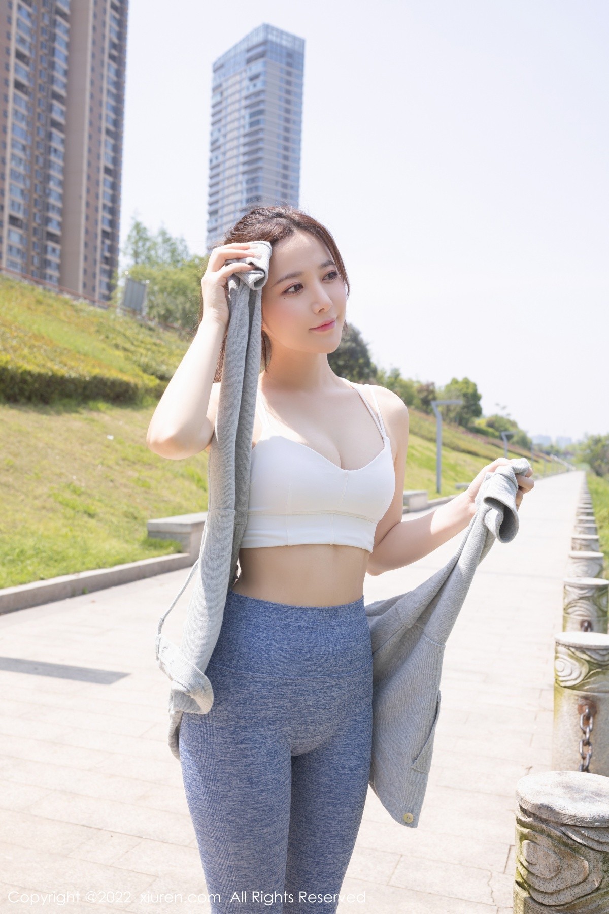 xgyw.top_XiuRen第4875期_模特鱼子酱Fish三亚旅拍户外运动服 浴室浴巾裹身撩人诱惑写真75P