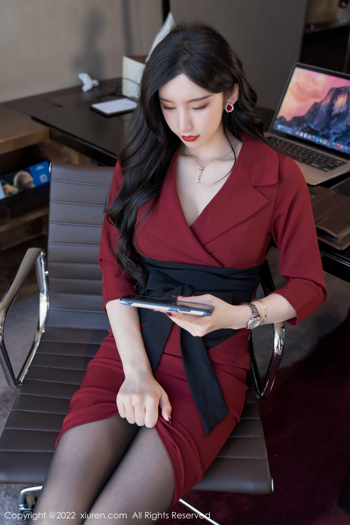 xgyw.top_XiuRen第4877期_女神周于希Sally脱红色外衣露性感黑色内衣超薄黑丝迷人诱惑写真76P