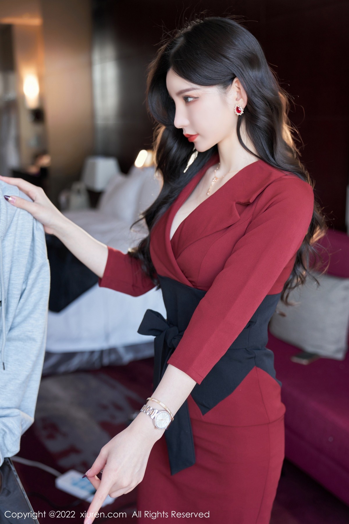 xgyw.top_XiuRen第4877期_女神周于希Sally脱红色外衣露性感黑色内衣超薄黑丝迷人诱惑写真76P