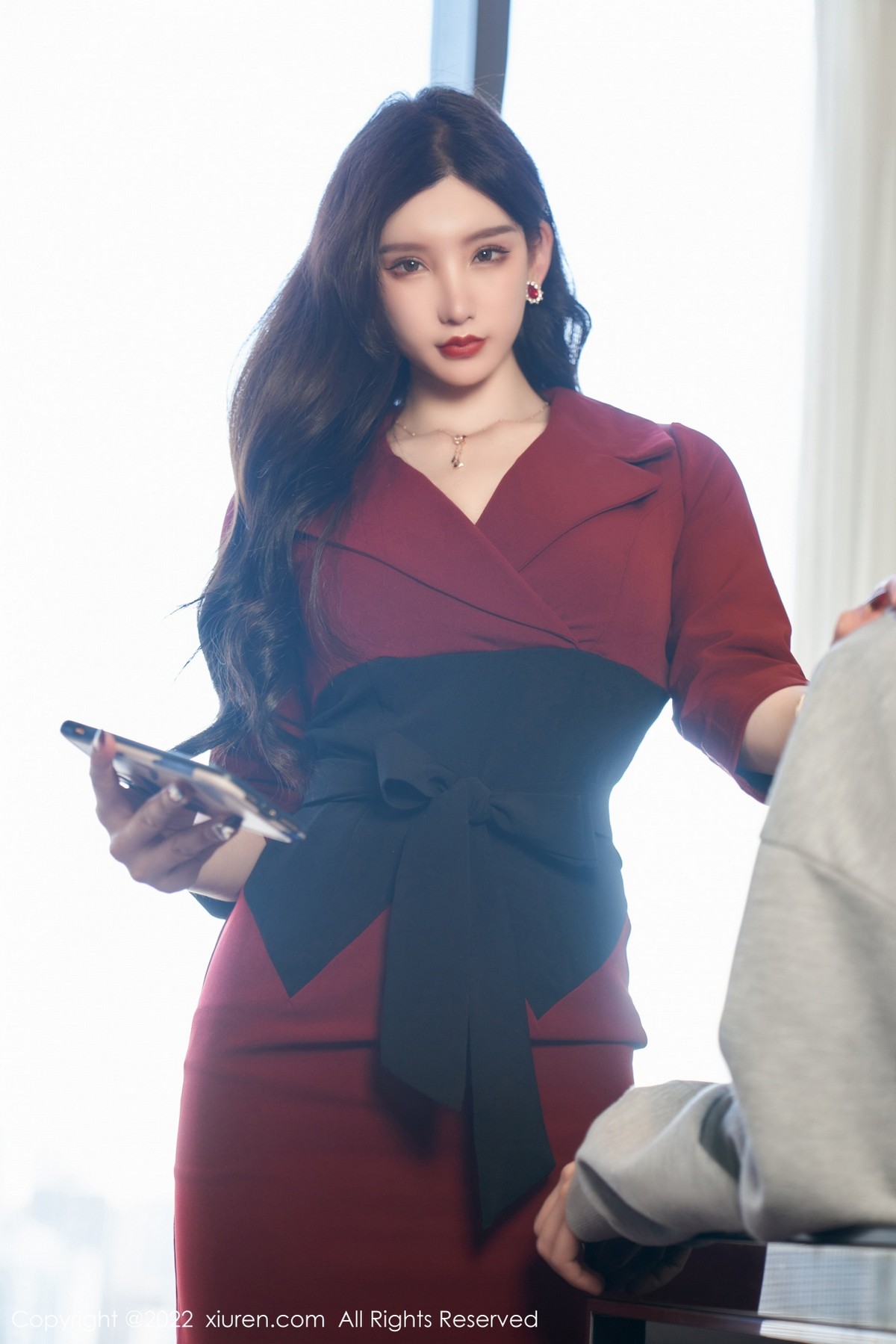xgyw.top_XiuRen第4877期_女神周于希Sally脱红色外衣露性感黑色内衣超薄黑丝迷人诱惑写真76P
