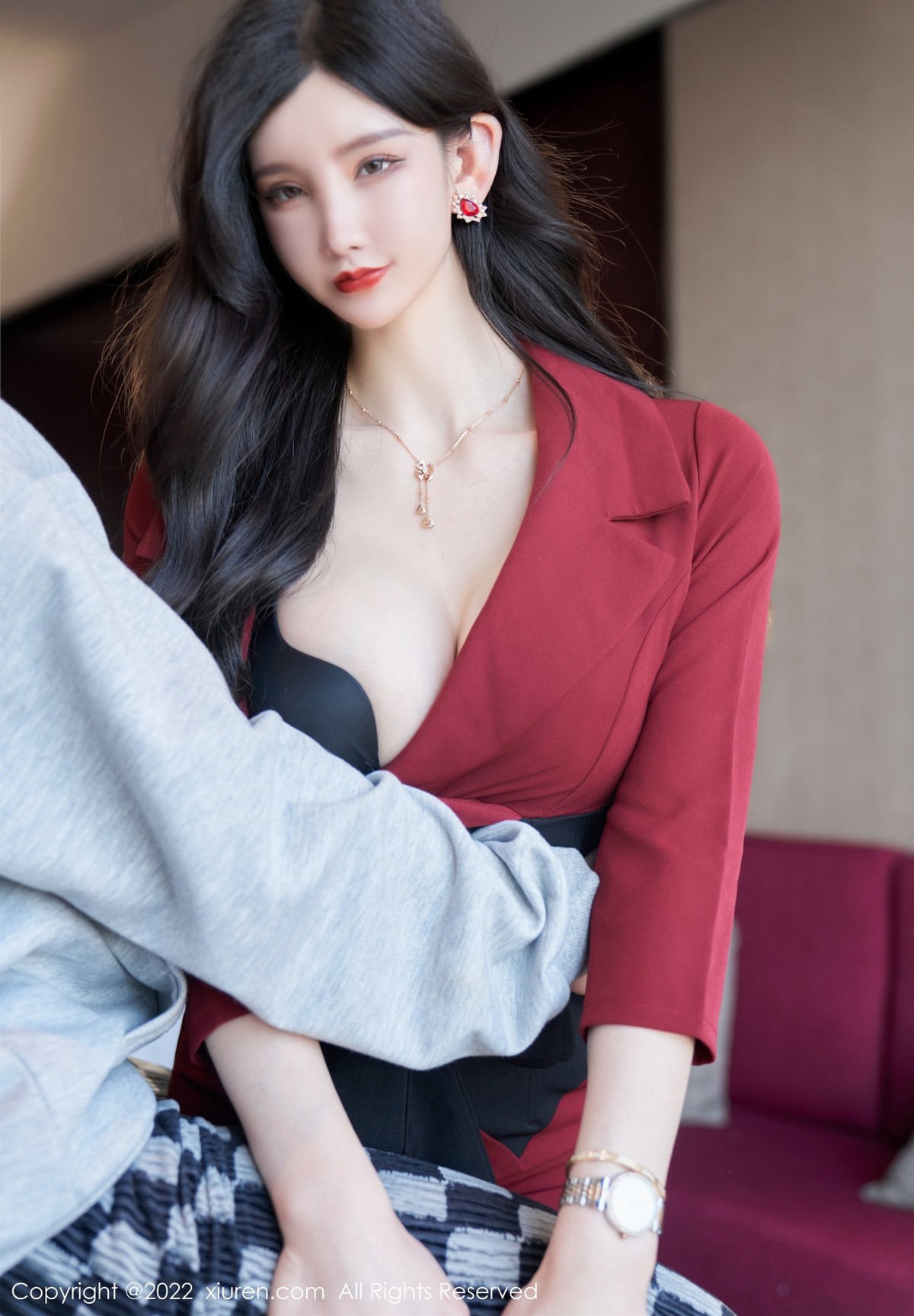 xgyw.top_XiuRen第4877期_女神周于希Sally脱红色外衣露性感黑色内衣超薄黑丝迷人诱惑写真76P