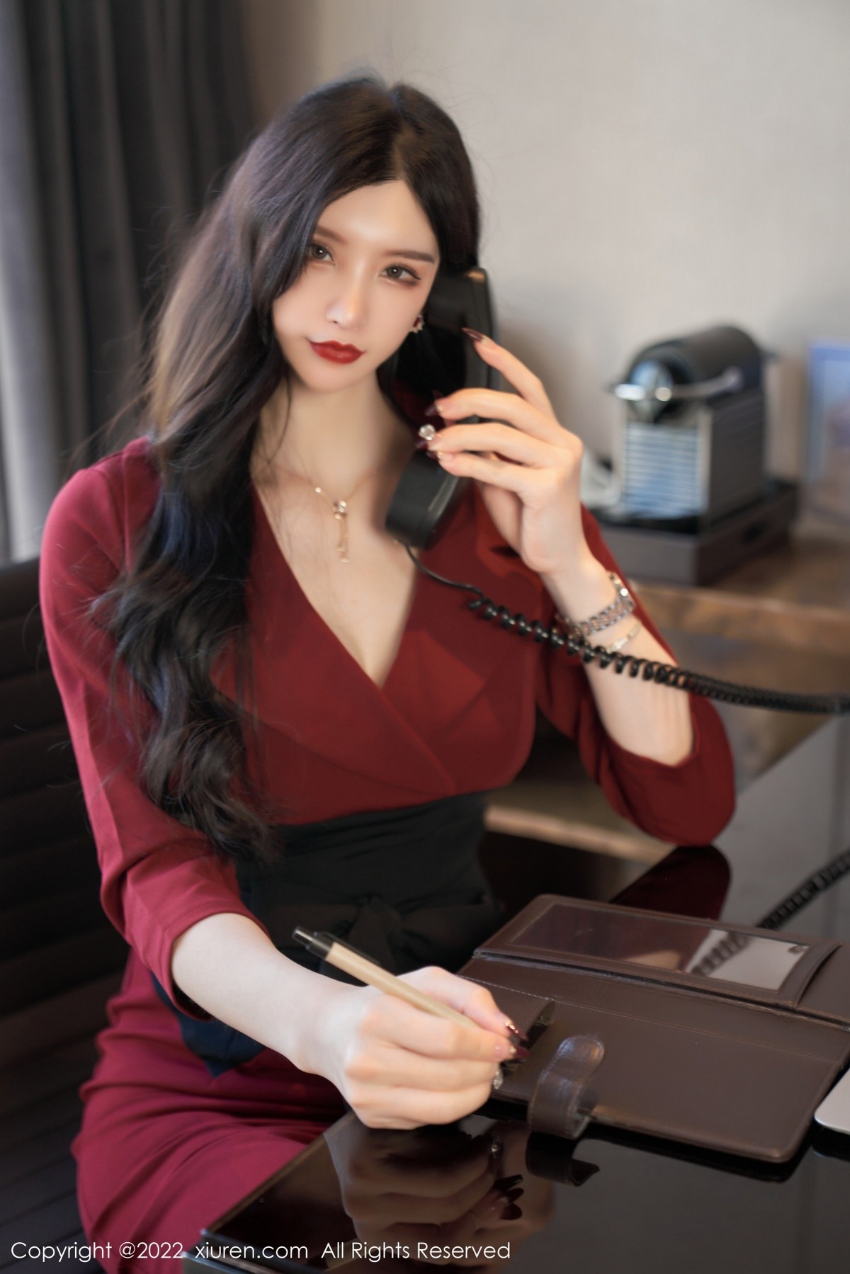 xgyw.top_XiuRen第4877期_女神周于希Sally脱红色外衣露性感黑色内衣超薄黑丝迷人诱惑写真76P