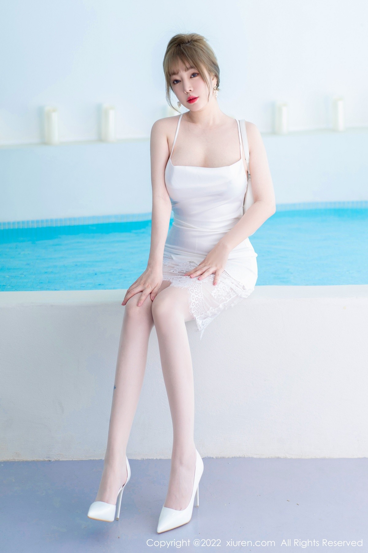 xgyw.top_XiuRen第4876期_女神王雨纯大理旅拍性感白色吊带短裙配无内白丝惹火诱惑写真54P