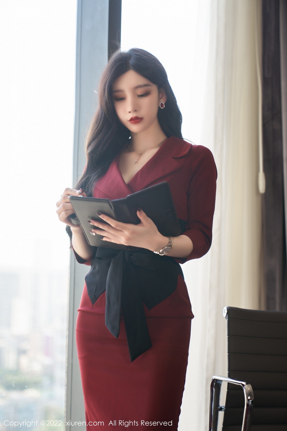 xgyw.top_XiuRen第4877期_女神周于希Sally脱红色外衣露性感黑色内衣超薄黑丝迷人诱惑写真76P