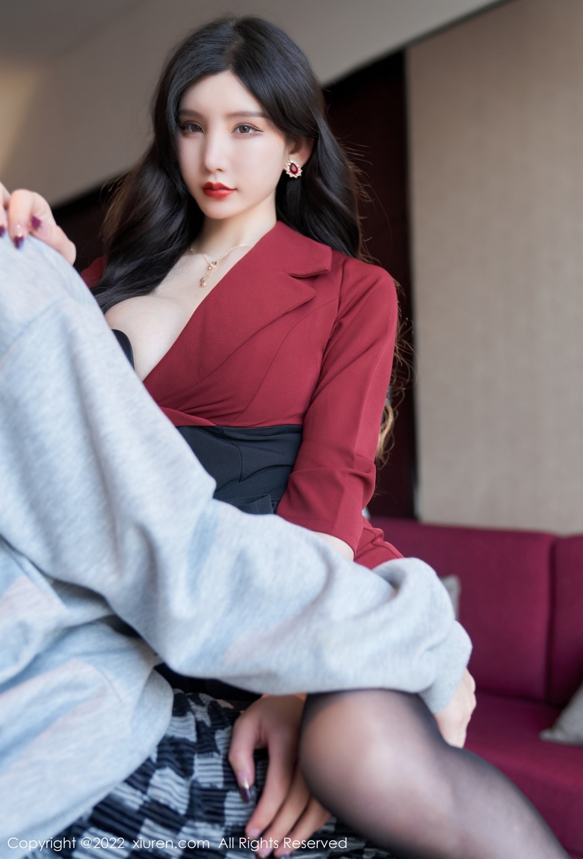 xgyw.top_XiuRen第4877期_女神周于希Sally脱红色外衣露性感黑色内衣超薄黑丝迷人诱惑写真76P