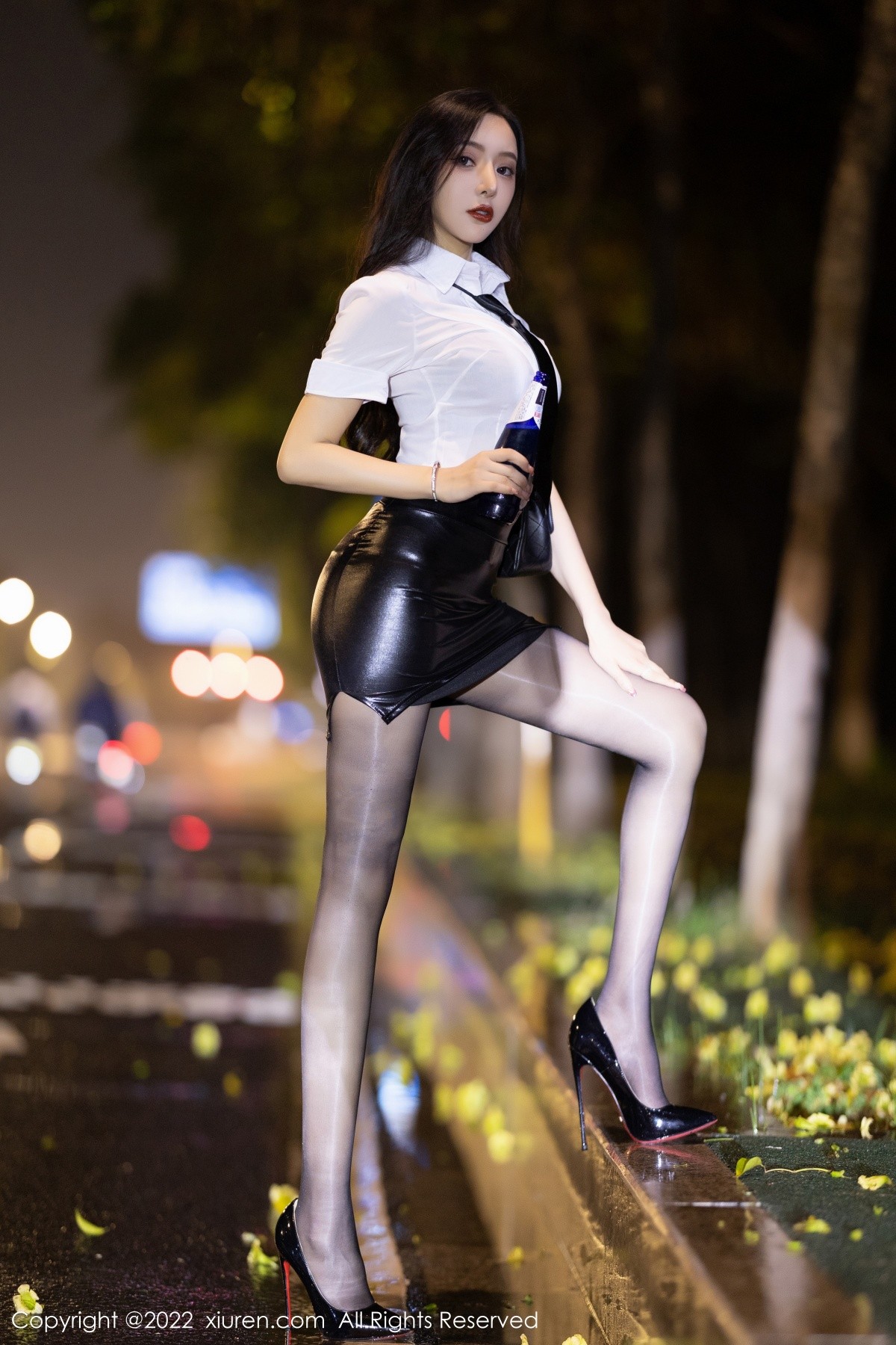 xgyw.top_XiuRen第4879期_女神王馨瑶yanni性感白T配黑皮短裙露蕾丝内衣开档黑丝诱惑写真77P