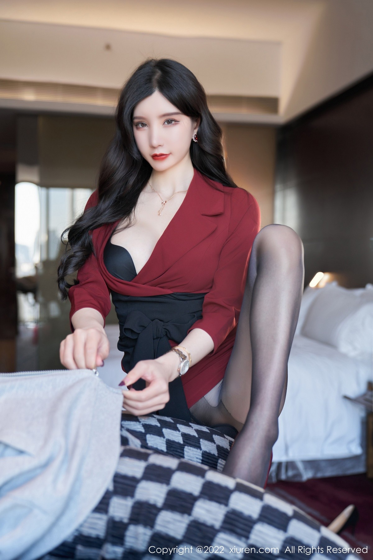 xgyw.top_XiuRen第4877期_女神周于希Sally脱红色外衣露性感黑色内衣超薄黑丝迷人诱惑写真76P