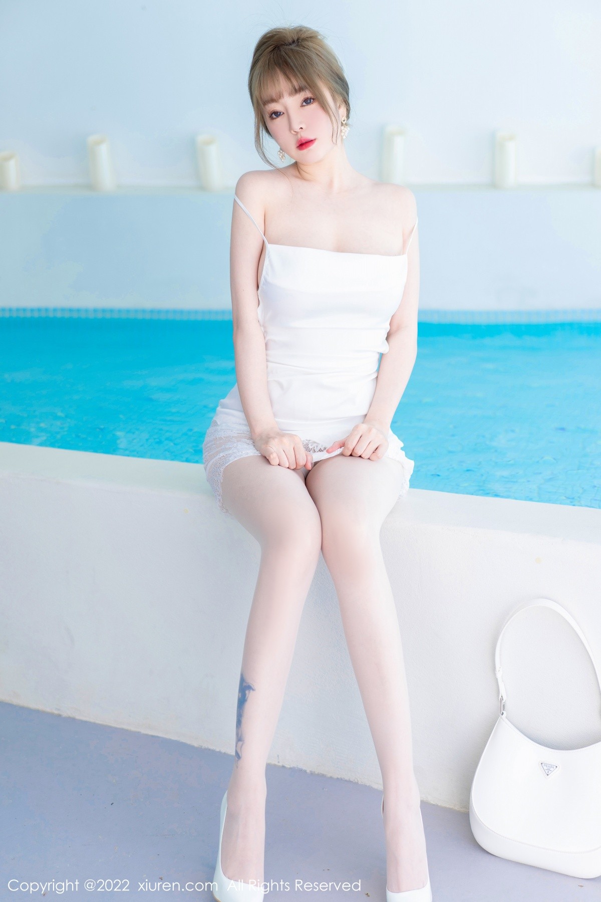 xgyw.top_XiuRen第4876期_女神王雨纯大理旅拍性感白色吊带短裙配无内白丝惹火诱惑写真54P