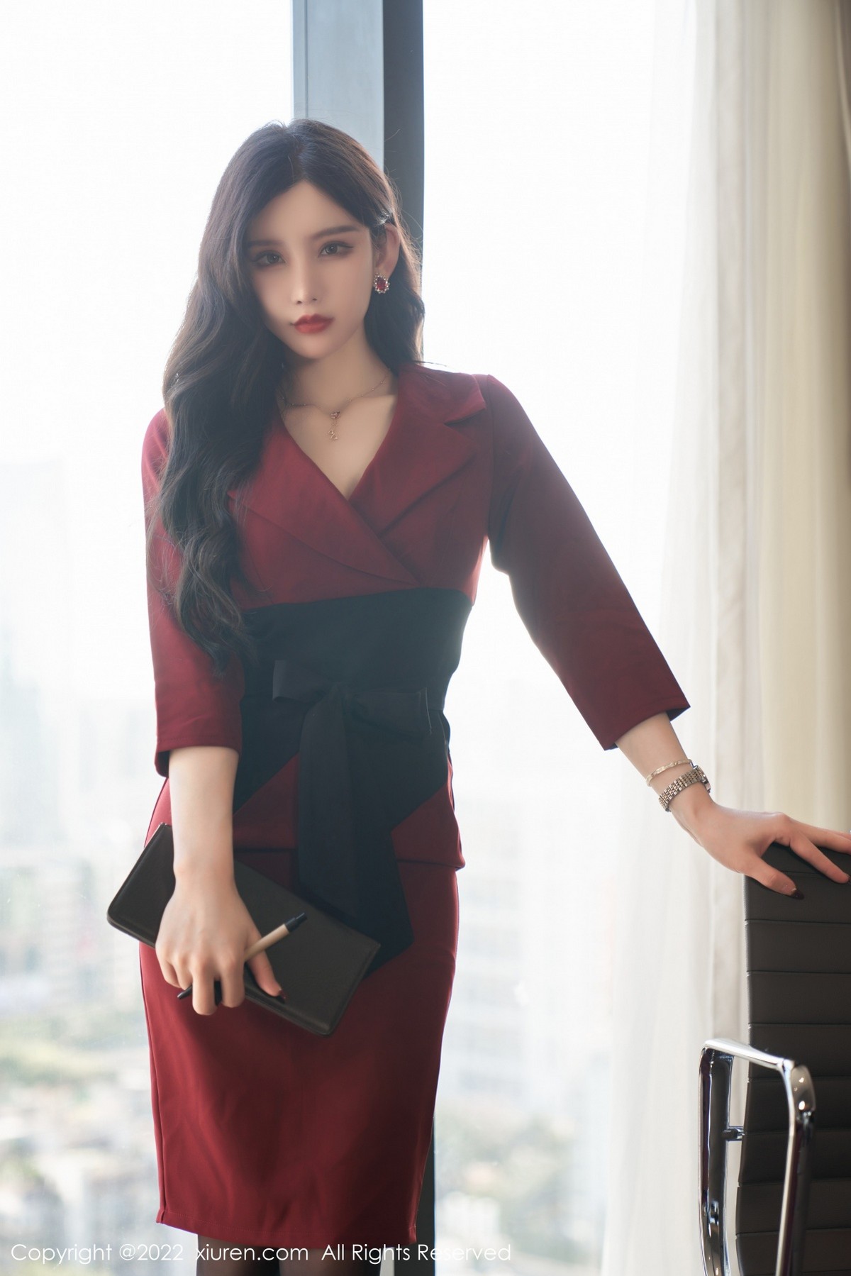 xgyw.top_XiuRen第4877期_女神周于希Sally脱红色外衣露性感黑色内衣超薄黑丝迷人诱惑写真76P